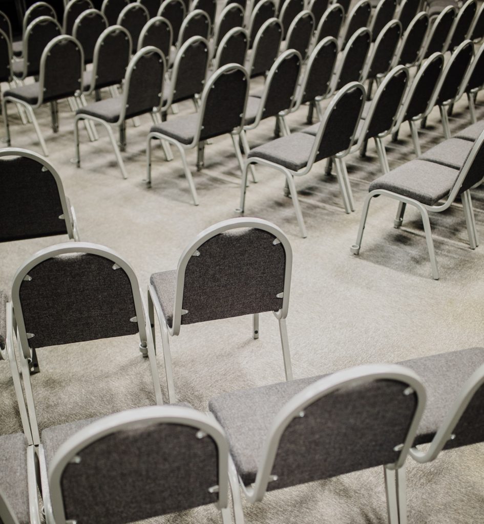 Chaises disposées en épi et en conférence