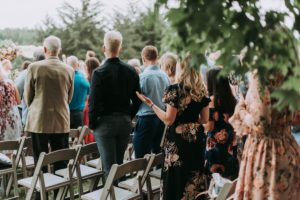 Invités lors d'une cérémonie laïque de mariage