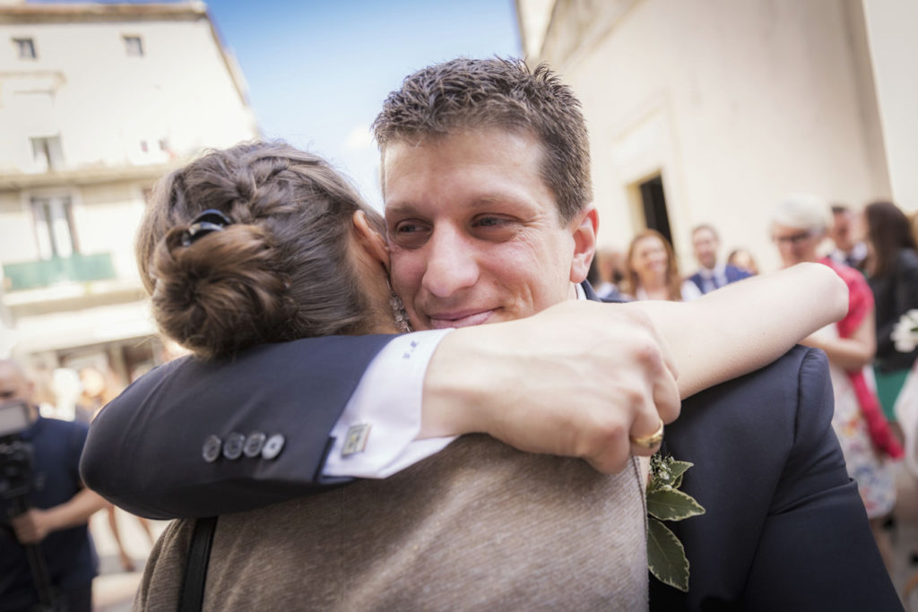 Marié émus à la sortie de sa cérémonie de mariage