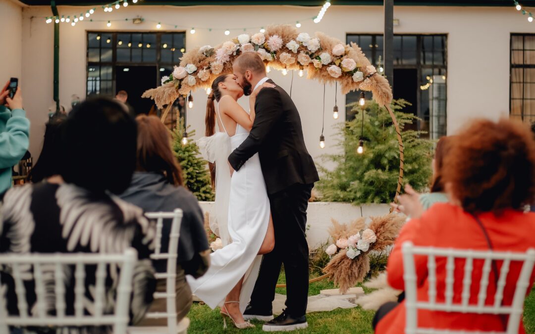 Mariés qui s'embrassent dans l'arche lors de leur cérémonie de mariage laïc