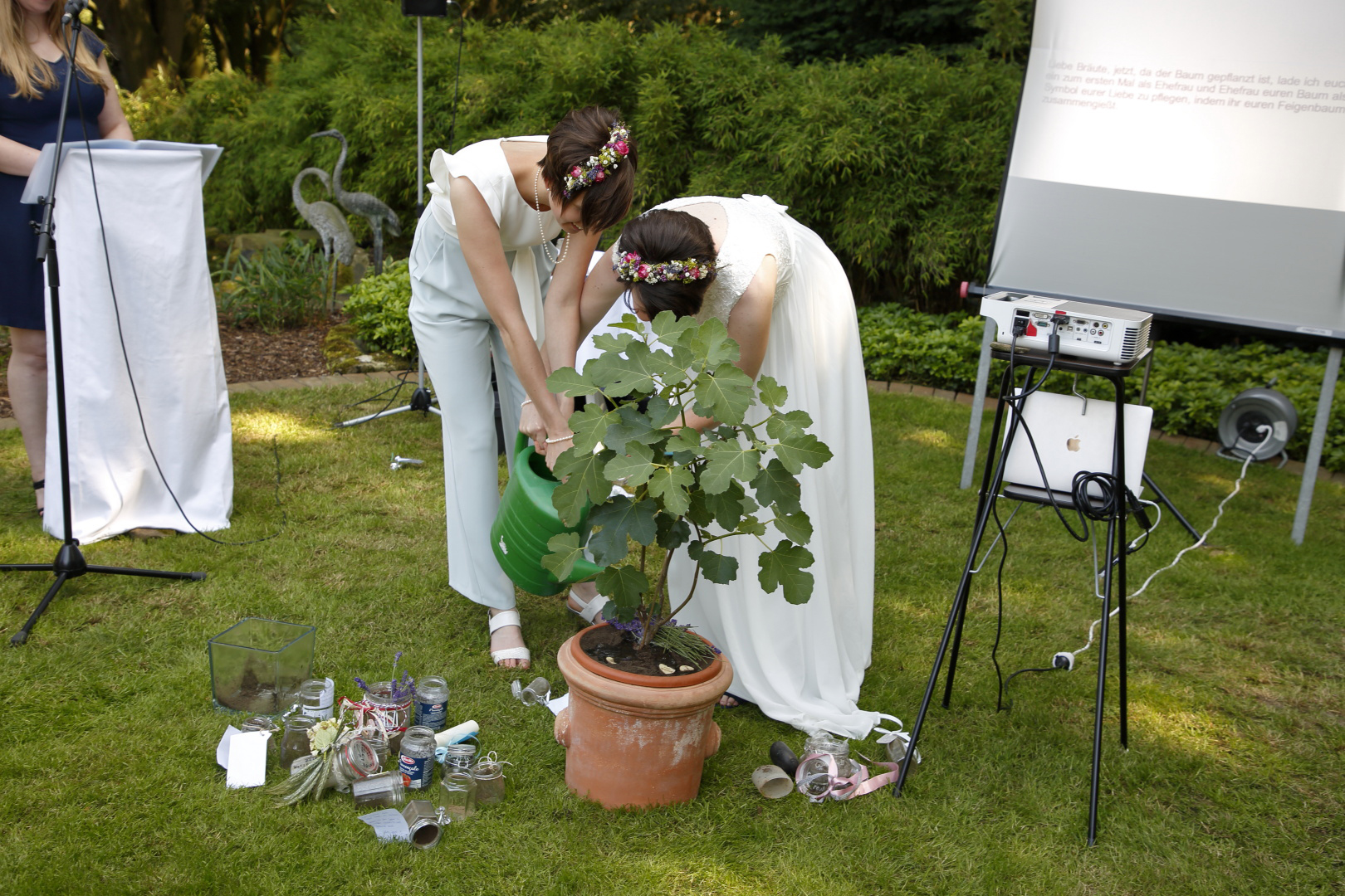 mariees-entrain-de-faire-le-rituel-de-l-arbre