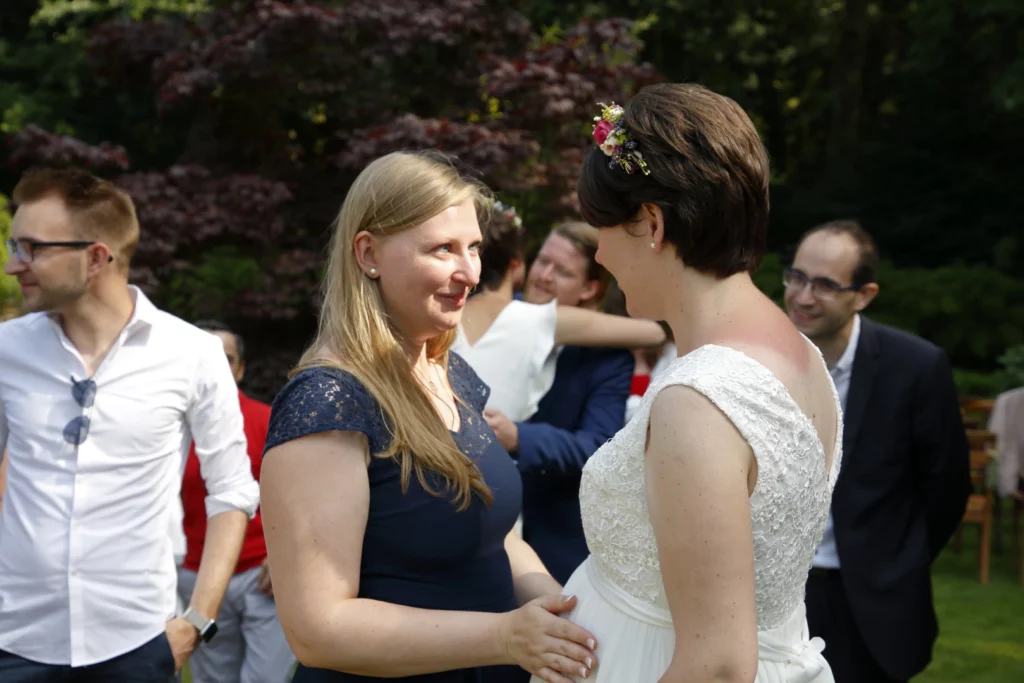 officiante de cérémonie laïque sur-mesure avec mariée enceinte