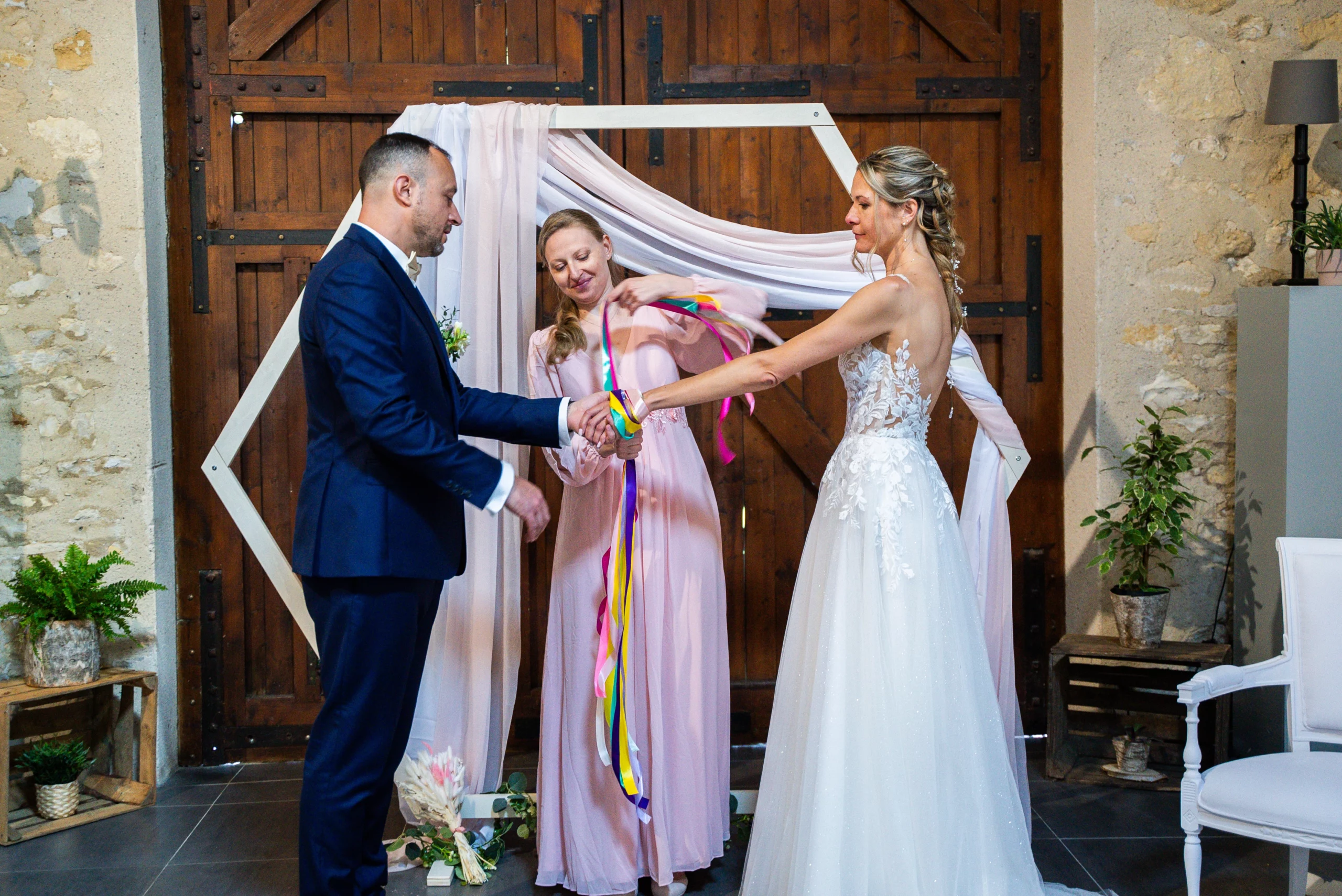 officiante-de-ceremonie-avec-maries-rituel-des-rubans